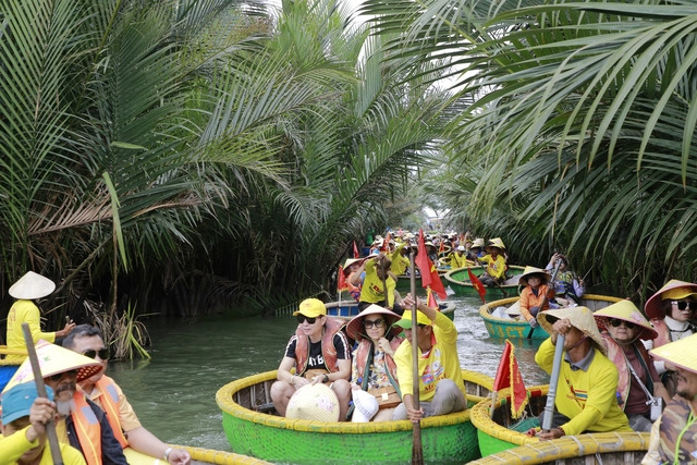 Có gì đặc biệt tại rừng dừa nước ở Quảng Nam mà khách đến nườm nượp?