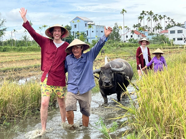 Foreigners and rural tourism in Hoi An
