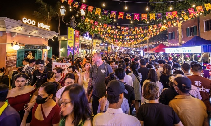 Foreign visitors flood tourist destinations during New Year