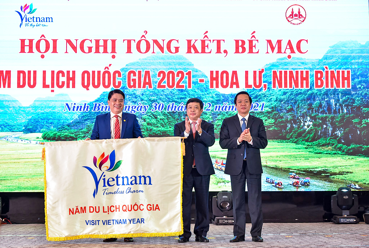 Chuyển giao cờ luân lưu đăng cai tổ chức Năm Du lịch quốc gia 2022 cho tỉnh Quảng Nam