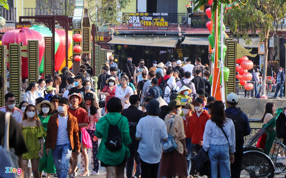 Hàng nghìn du khách tham quan phố cổ Hội An dịp lễ