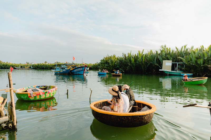 Ngồi thuyền thúng chu du rừng dừa Hội An, xem ngư dân ‘cưỡi nước, múa thuyền’